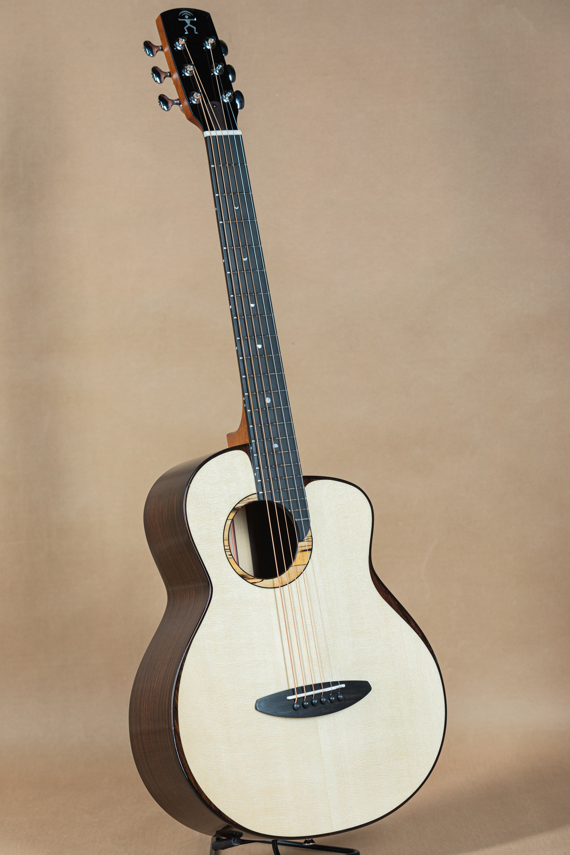 aNueNue M200 Moon Spruce Rosewood Guitar